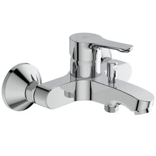 Chromene Badearmatur von Ideal Standard mit einer einarmigen Bedienung und integrierter Umstellung für Dusche und Wanne, montiert an einer Wand.